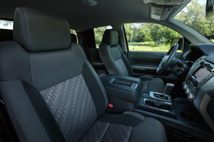 Интерьер Toyota Tundra SR5 SX Package Double Cab 2018 года  (фото 3 из 5)
